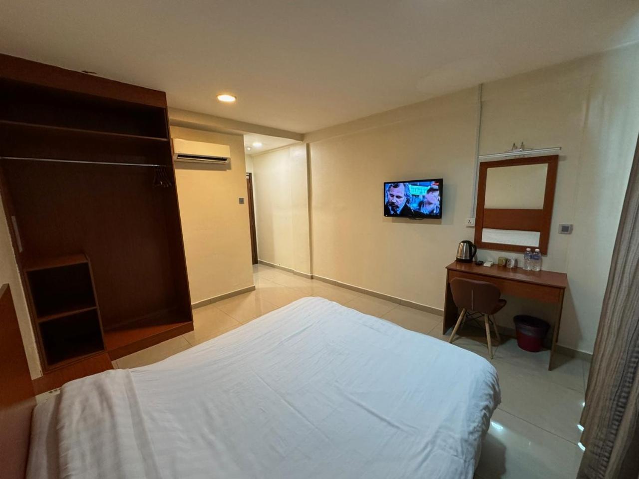 Aeton Hotel Nilai Esterno foto