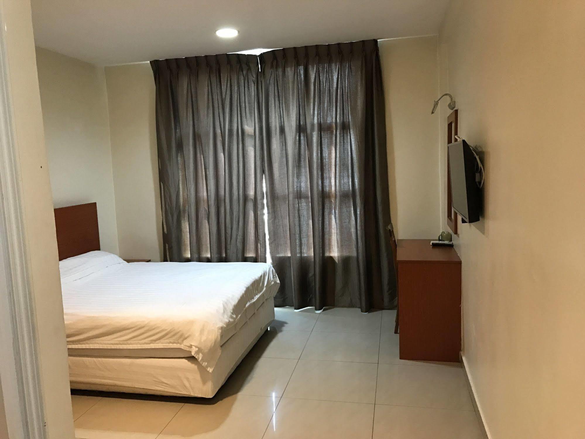 Aeton Hotel Nilai Esterno foto