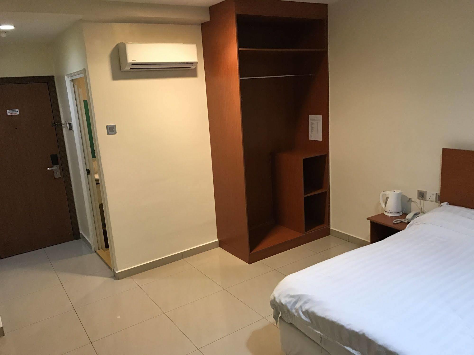 Aeton Hotel Nilai Esterno foto