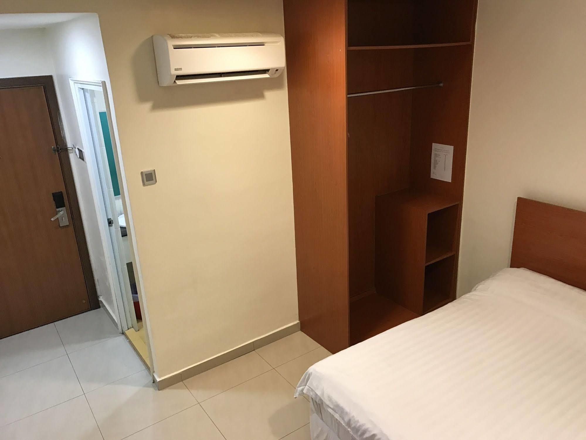 Aeton Hotel Nilai Esterno foto