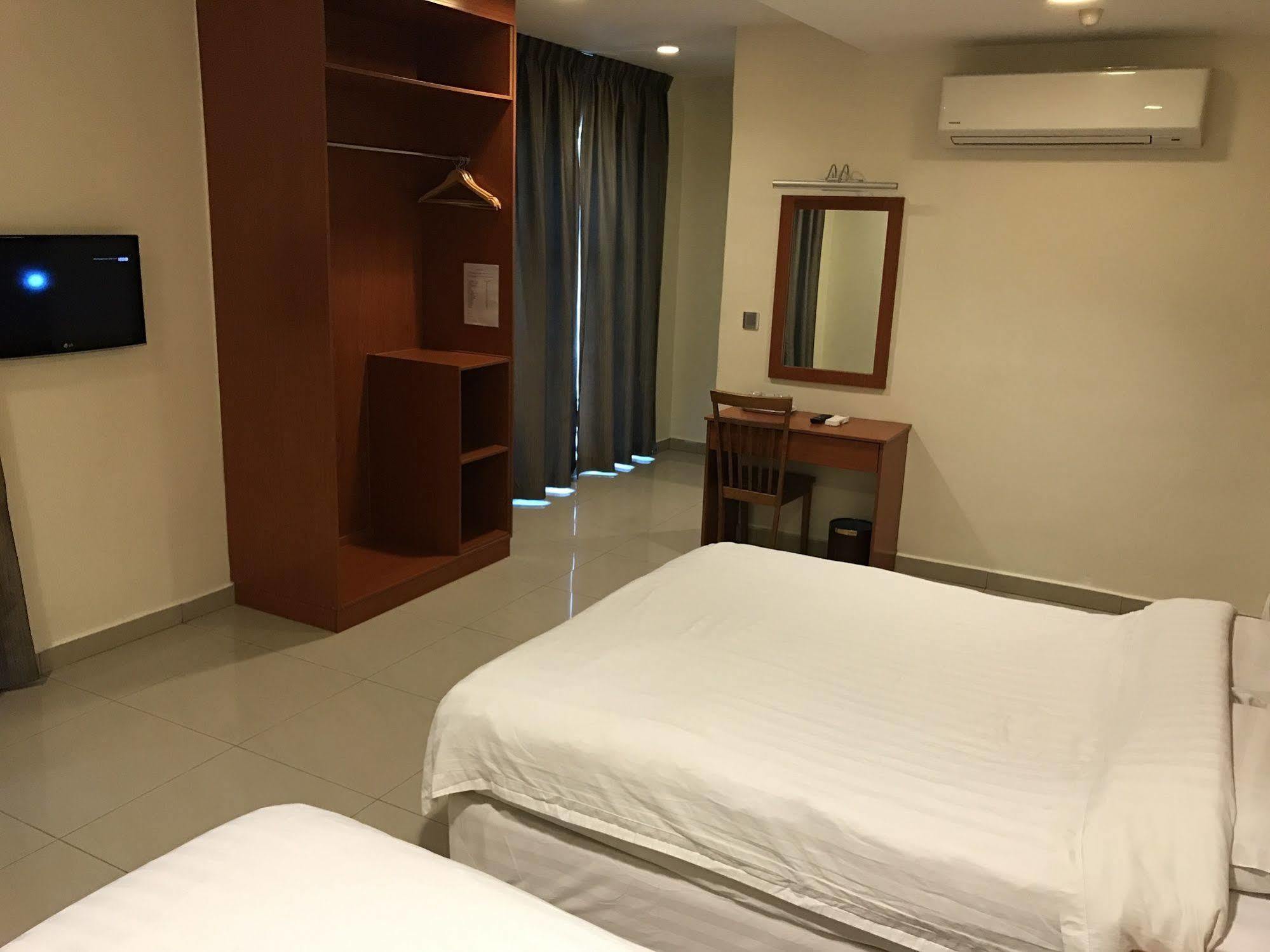 Aeton Hotel Nilai Esterno foto