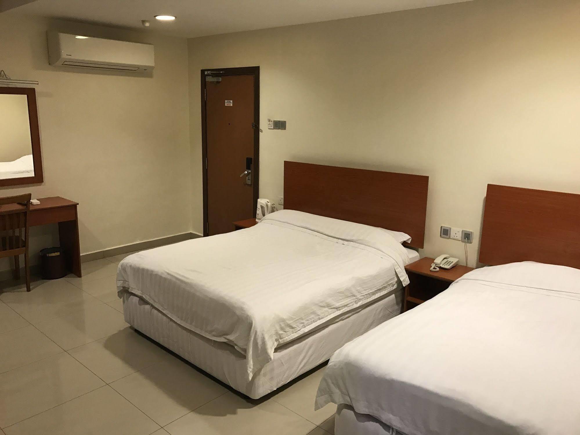 Aeton Hotel Nilai Esterno foto