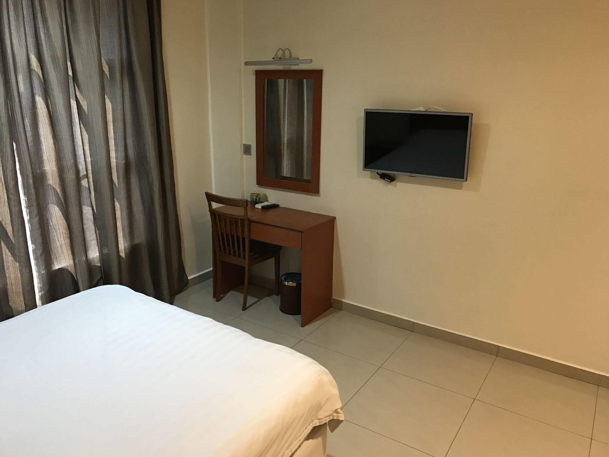 Aeton Hotel Nilai Esterno foto